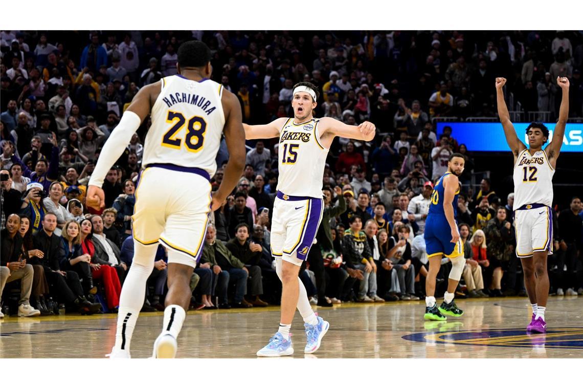NBA: Lakers gewinnen bei Warriors in letzter Sekunde Austin Reaves (M) gelang eine Sekunde vor Schluss der siegbringende Korb.