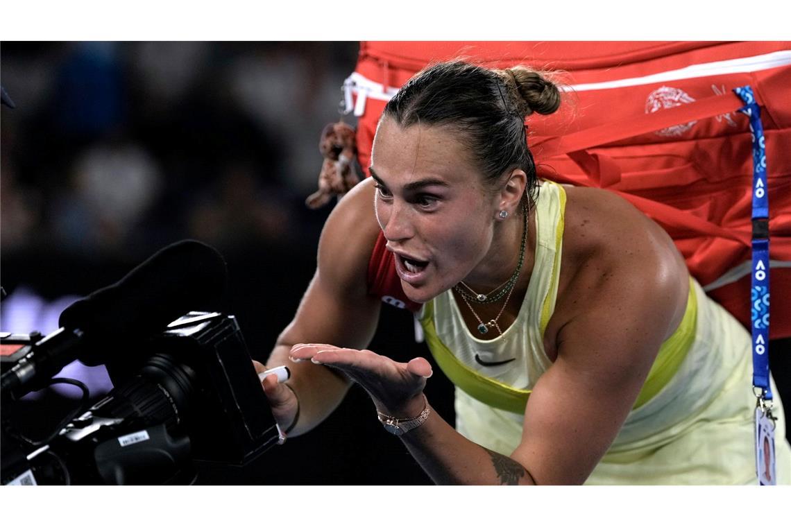 Bilder des Tages Australian Open: Aryna Sabalenka schreibt nach ihrem Sieg ein Autogramm auf eine Fernsehkamera