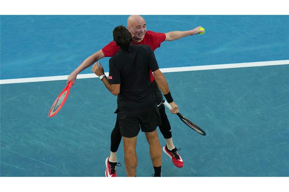 Australian Open - Eröffnungszeremonie: Roger Federer (vorne) aus der Schweiz und Andre Agassi aus den USA reagieren während der Eröffnungsfeier auf ihr Doppelspiel gegen Hewitt und Rafter aus Australien.