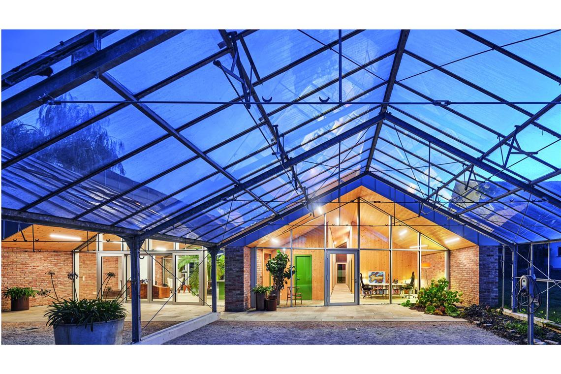 Große Ehre – Stuttgarter Architekten bauen eines der 50 besten Einfamilienhäuser Auszeichnung: Die reizvolle Kombination aus Gewächshaus und Wohnbau von Jahnke Architektur aus Ludwigsburg.