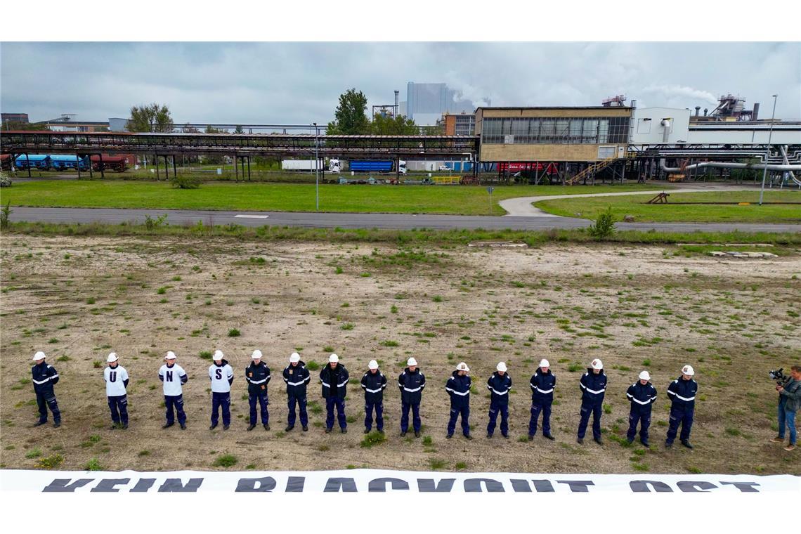 Auszubildende vom Energiekonzern Leag nehmen an einer Protestaktion auf dem Baufeld eines geplanten Gaskraftwerkrs in der Lausitz teil.