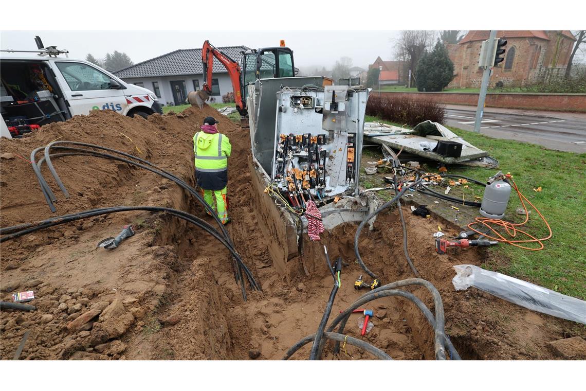 Bilder des Tages Auto kracht in Umspannstation - Ortschaft ohne Strom