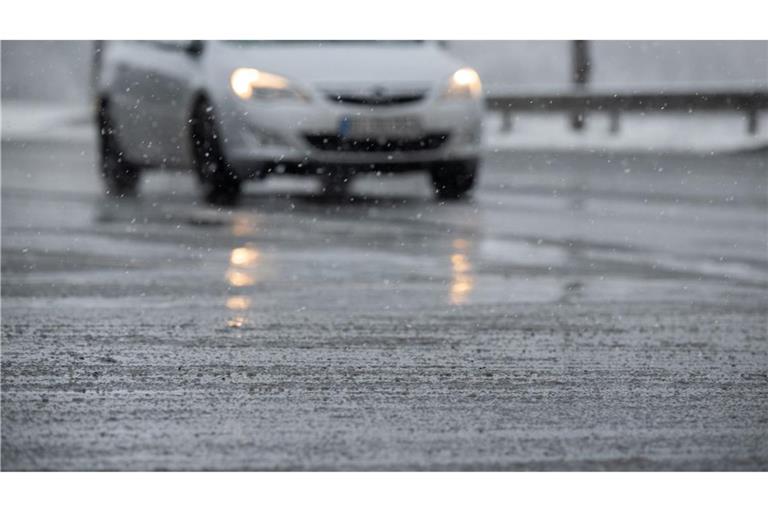 Autofahrer aufgepasst: In der Nacht zum Samstag wird es im Nordosten nochmal glatt. (Archivbild)