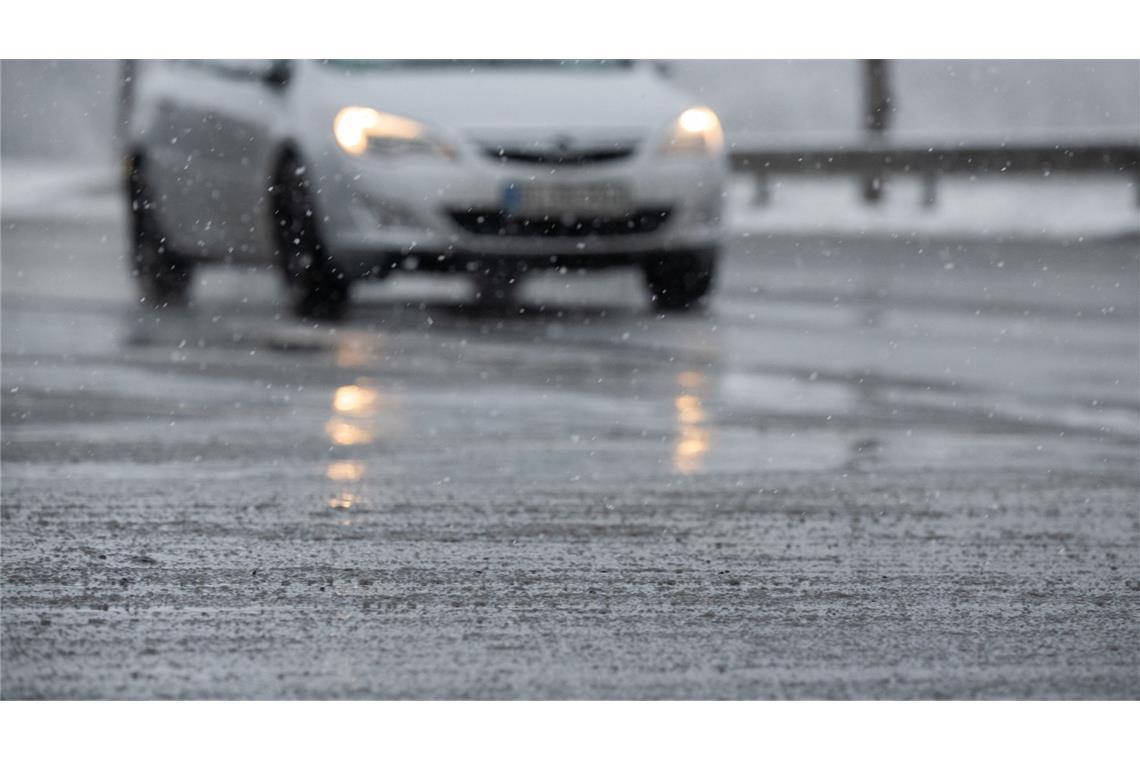 Glättegefahr und Nebel möglich Autofahrer aufgepasst: In Teilen von Baden-Württemberg kann es in der Nacht und am Donnerstag auf den Straßen glatt werden. (Archivbild)