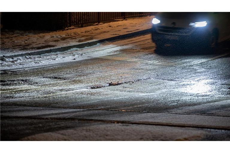 Autofahrer aufgepasst: Schnee und Glätte behindern den Verkehr.