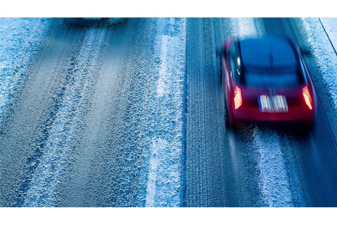 Autofahrer müssen sich zum Wochenende auf glatte Straßen einstellen. (Symbolbild)