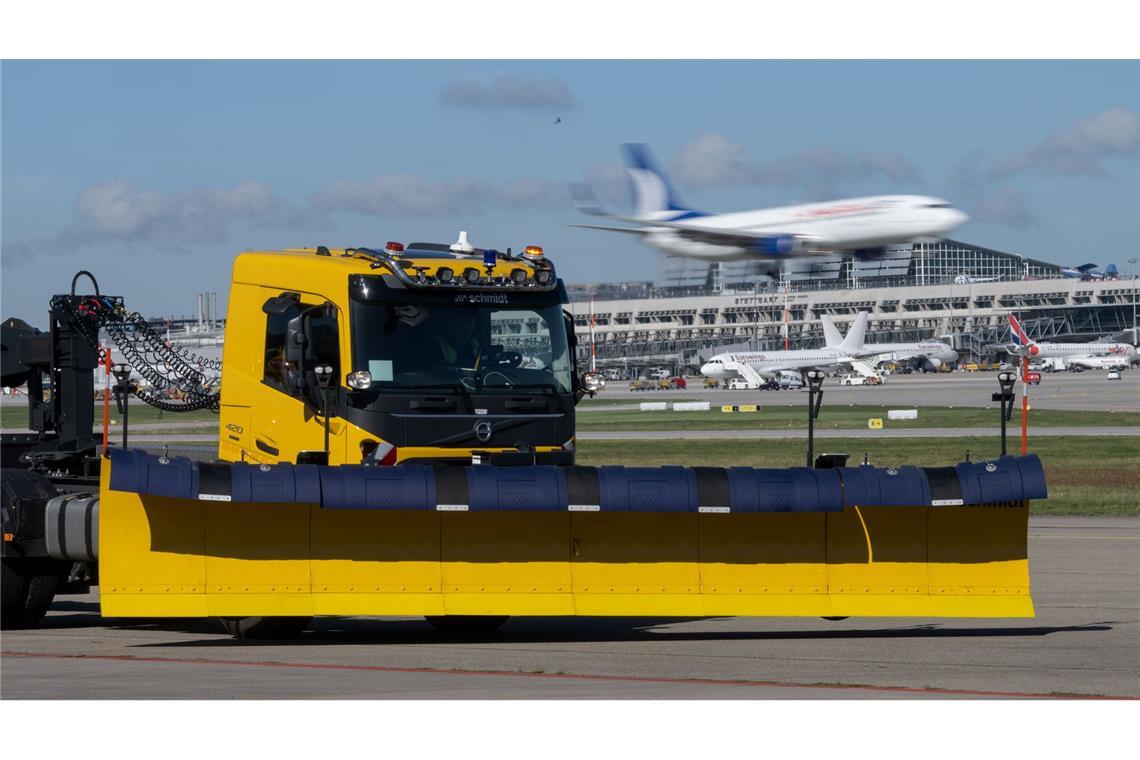 Machen selbstfahrende Schneepflüge den Flughafen sicherer? Autonome Winterdienstfahrzeuge können auch bei schlechter Sicht eingesetzt werden. (Archivbild)