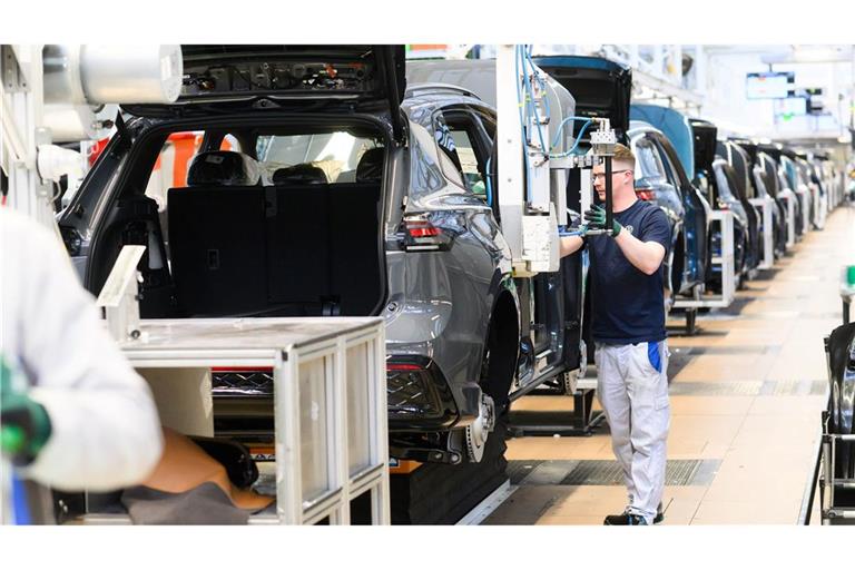 Autoproduktion in Wolfsburg: Wegen hoher Nachfrage nach den hier gebauten Verbrenner setzt VW nun Sonderschichten an. (Archivfoto)