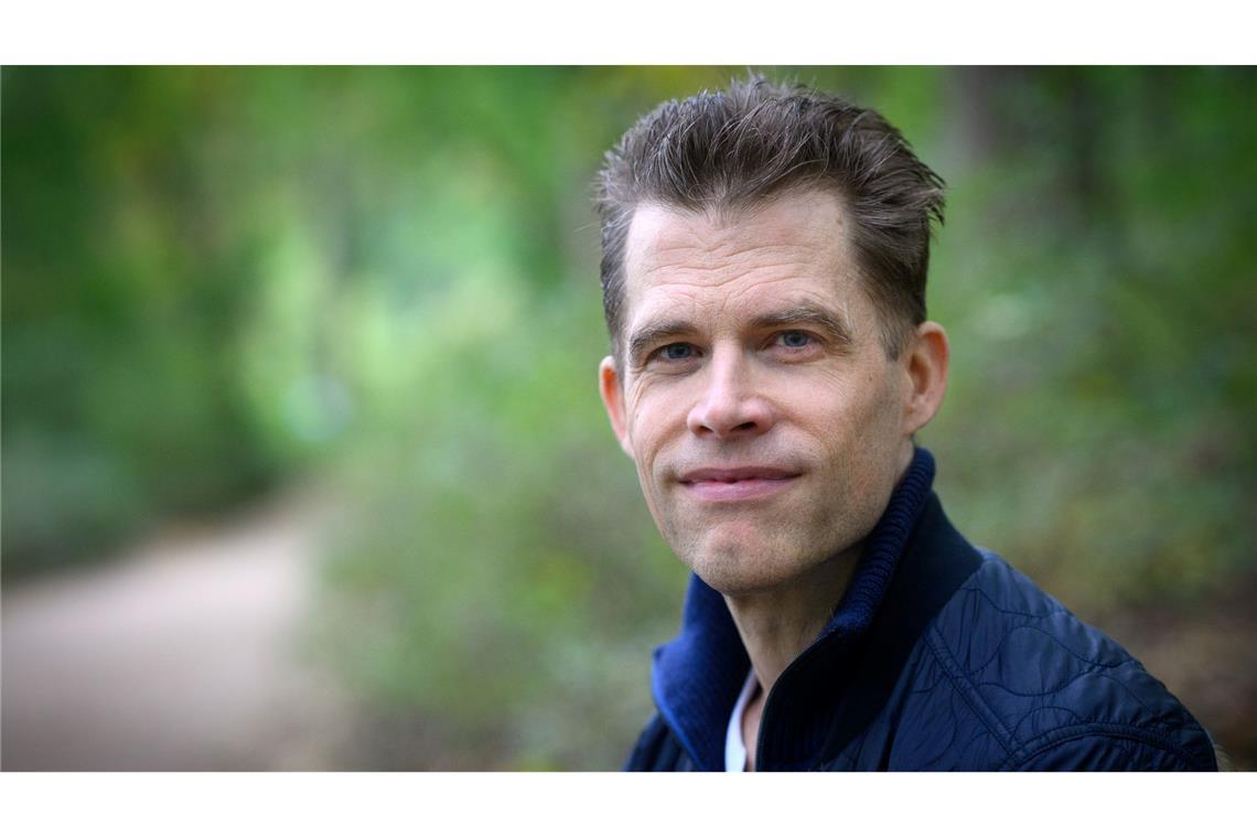 Autor Bas Kast bei einem Spaziergang am Berliner Schlachtensee.