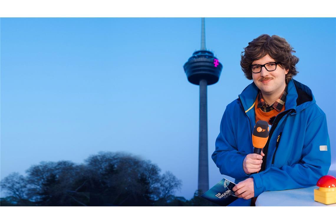 Autor Chris Sommer in seiner Rolle als Reporter Peter-Stefan Thomas vor dem Kölner Fernsehturm - das "ZDF Magazin vor Ort: Die Colonius-Sprengung" kommt am Freitag. (Handoutbild)