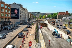 Autos in Richtung Charlottenplatz fahren bald durch den neuen Tunnelabschnitt und den sich daran anschließenden Bestandstunnel.