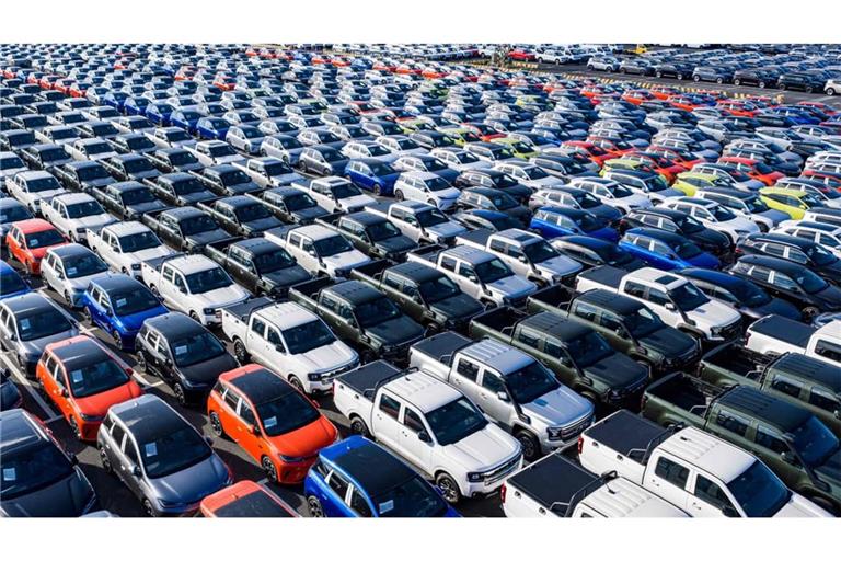 Autos oder eine Armee von Spionagedrohnen? Fahrzeuge von BYD warten in einem chinesischen Hafen auf die Verladung für den Export.