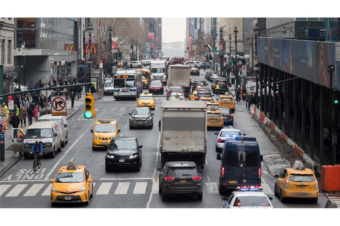 Überarbeitete City-Maut in New York soll im Januar kommen Autos ohne Ende - in Manhattan bislang Alltag. (Archivbild)