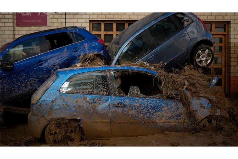 Autos stapeln sich nach Überschwemmungen in Spanien