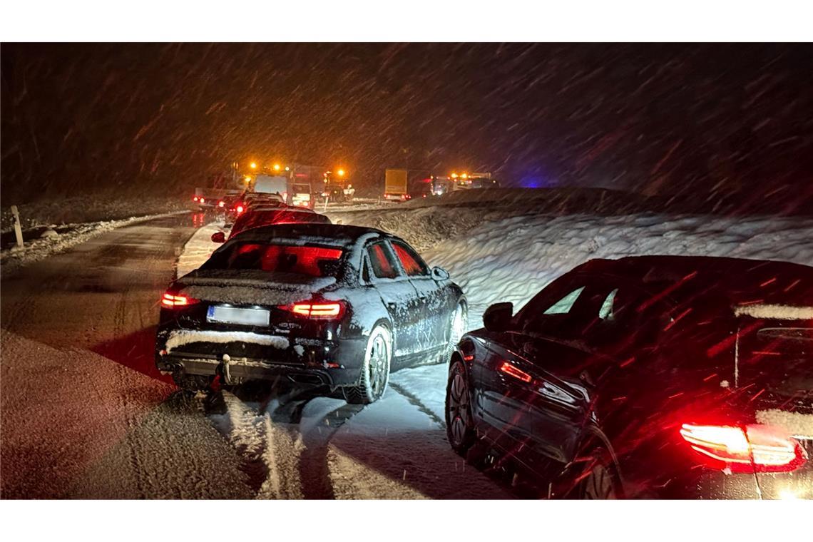 Bilder des Tages Autos stauen sich im Schneetreiben und Glätte im Landkreis Biberach.