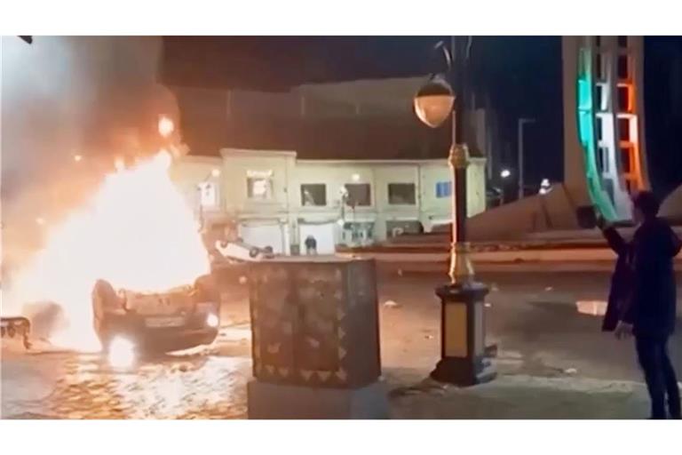 Autos und auch Gebäude sollen bei den Protesten im Iran in Flammen aufgegangen sein.