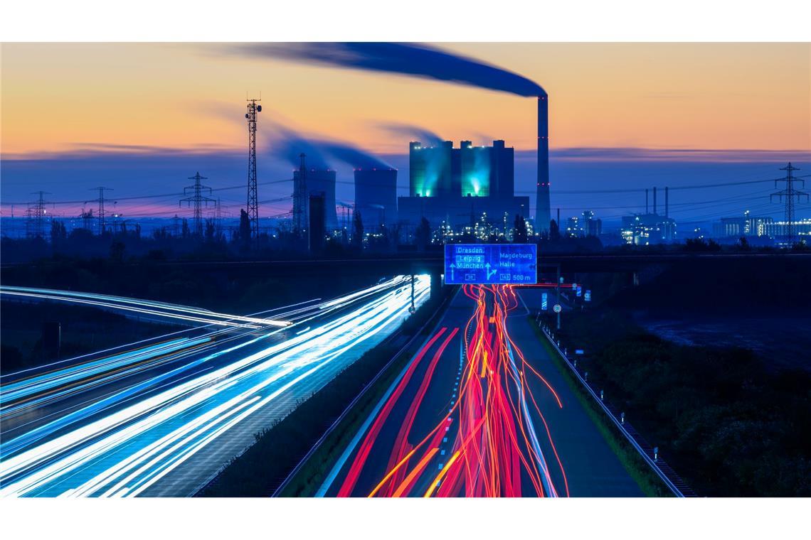 Autos ziehen Leuchtspuren auf der A 38 vor dem Braunkohlekraftwerk Schkopau.
