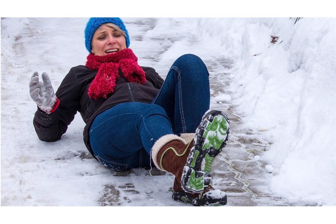 Autsch, das tat weh! Warum rutschen wir auf Eis eigentlich aus? Und was hat das unterschiedliche Schuhwerk damit zu tun? Die Antwort auf diese physikalische Fragen sind überraschender als man denkt