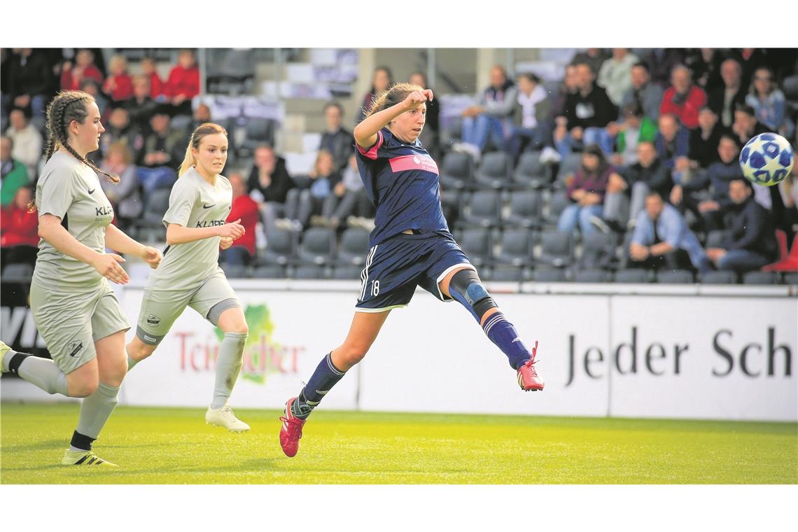 Der Favorit stemmt die Trophäe in die Höhe Avancierte mit einem lupenreinen Hattrick in der ersten Halbzeit zur Murrhardter Matchwinnerin: Caroline Gehring (beim Schuss).Foto: A. Becher