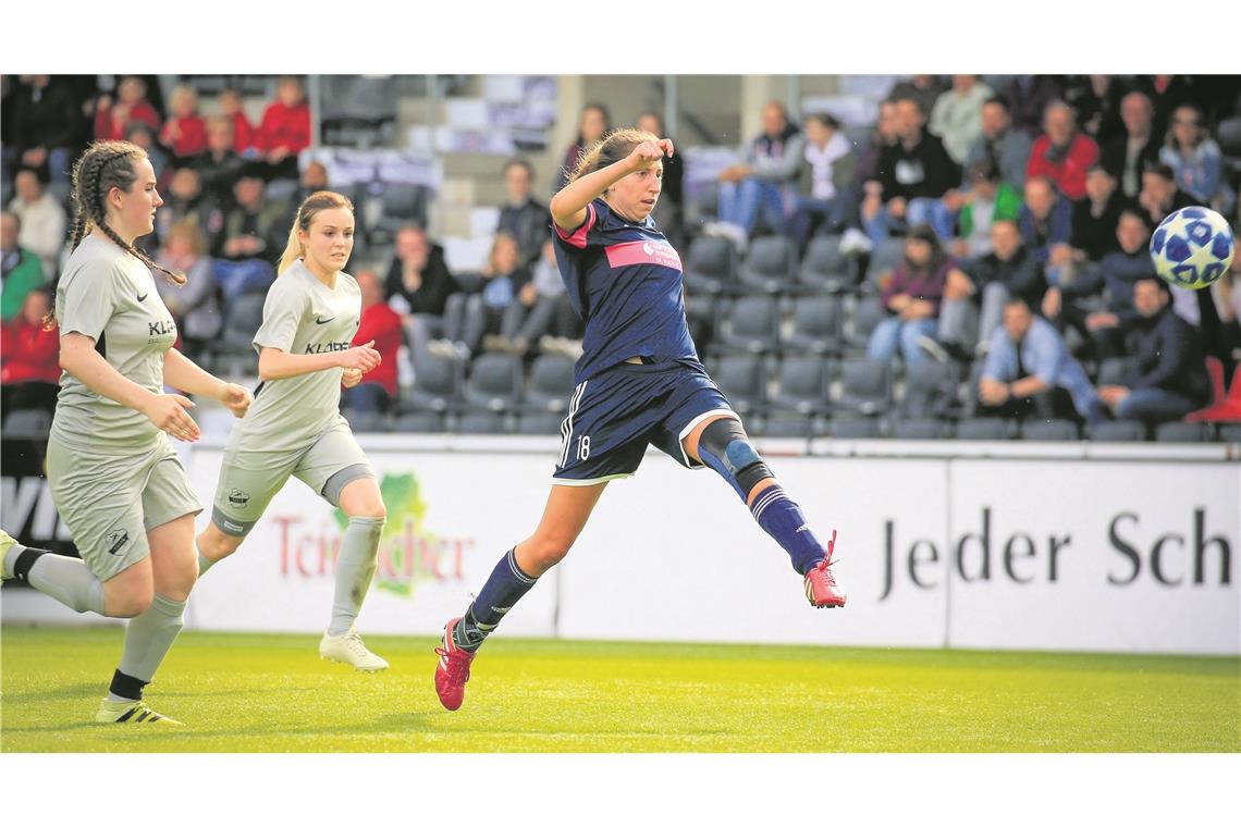 Avancierte mit einem lupenreinen Hattrick in der ersten Halbzeit zur Murrhardter Matchwinnerin: Caroline Gehring (beim Schuss).Foto: A. Becher