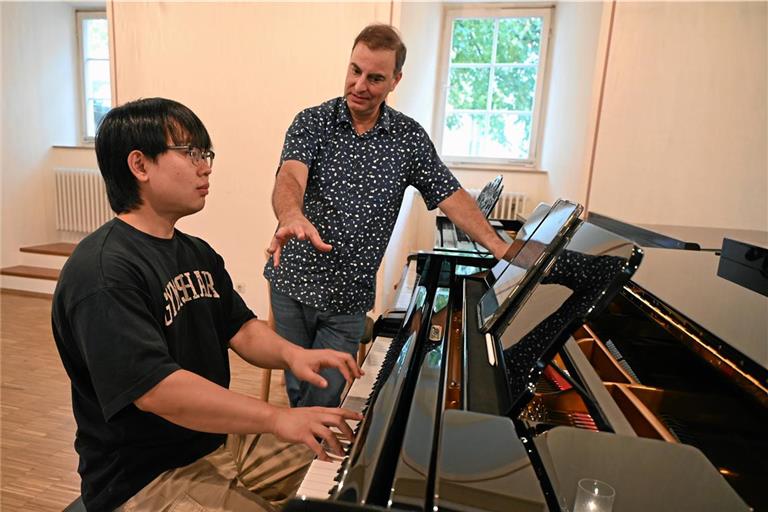 Aviram Reichert im Unterricht mit dem Südkoreaner Daehwan Kim. Foto: Elisabeth Klaper