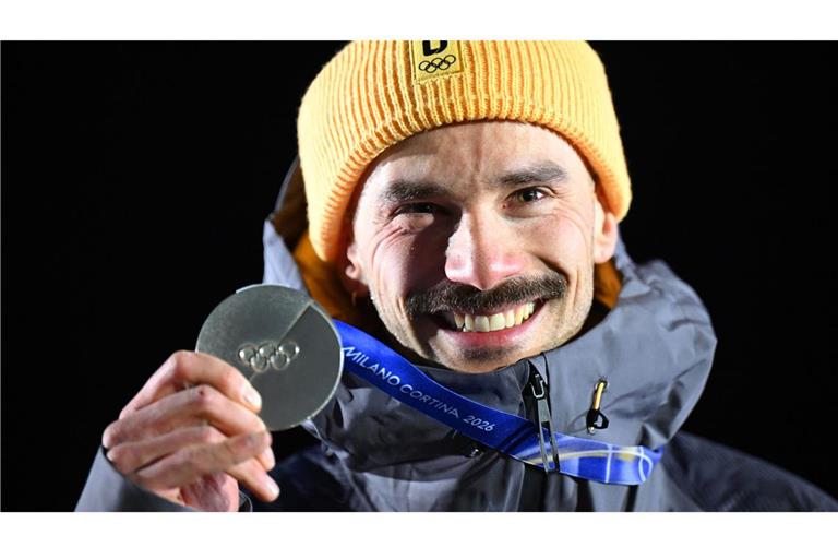 Axel Jungk jubelt über den Gewinn der Silbermedaille.