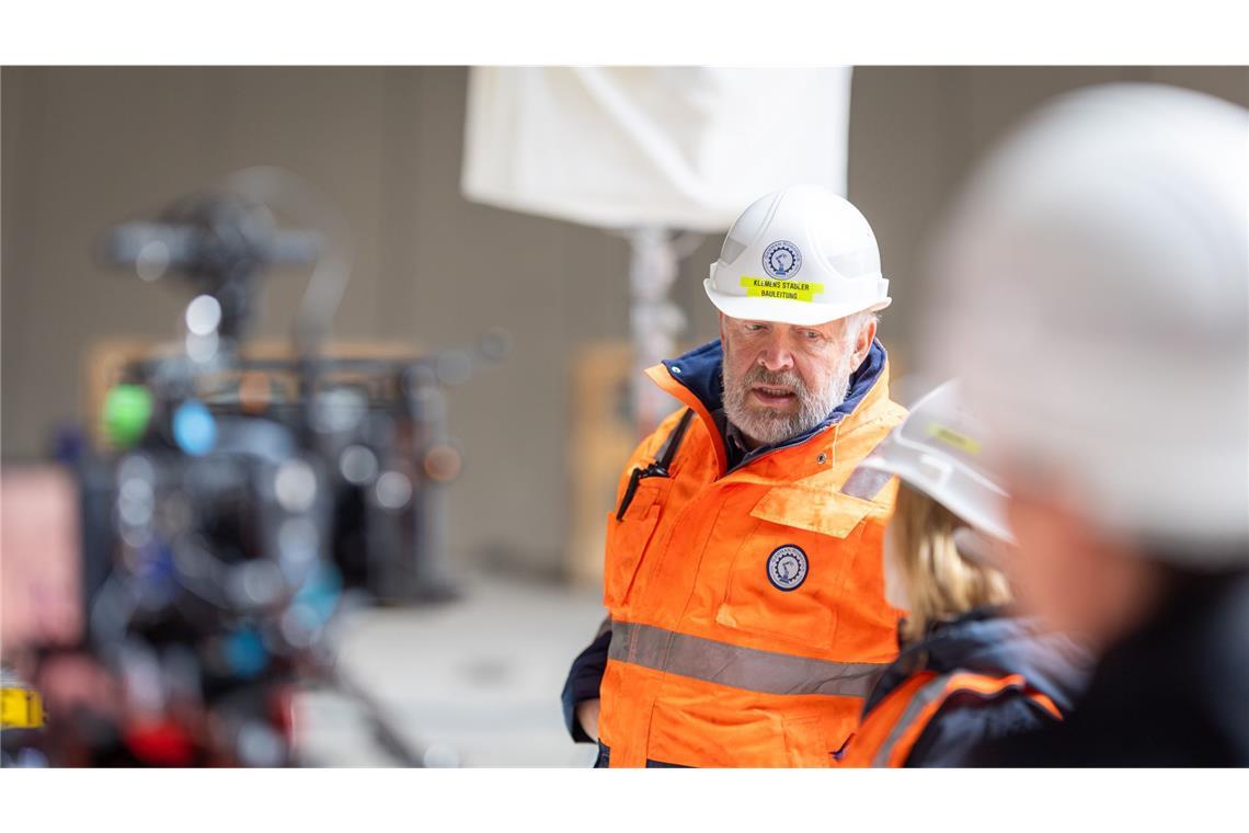 Axel Milberg als Ingenieur auf der S-21-Baustelle Axel Milberg spielt einen Ingenieur, der in den Ruhestand verabschiedet wird.