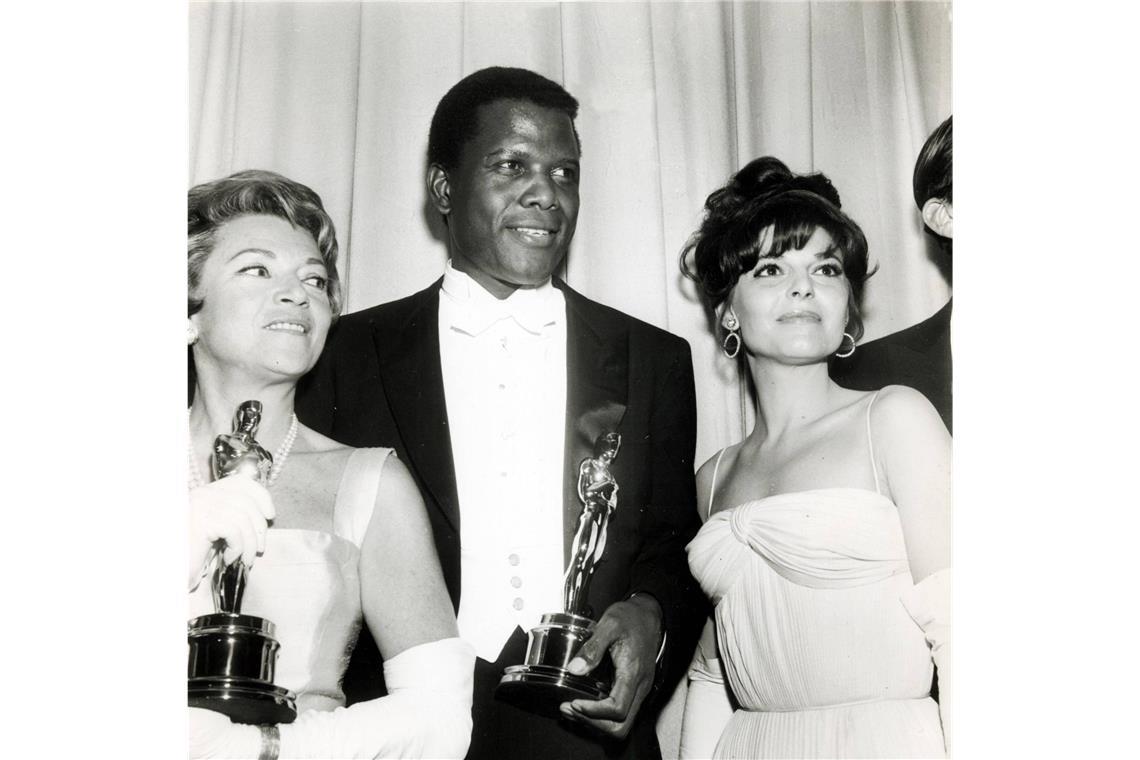 Diese 20 Oscar-Momente sind unvergessen <b>1964:</b> Sydney Poitier wird von der Academy für seine Rolle in „Lilien auf dem Felde“ zum besten Hauptdarsteller gekürt.