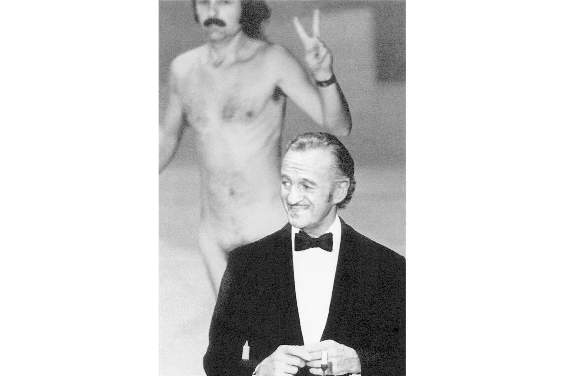 Diese 20 Oscar-Momente sind unvergessen <b>1974: </b>Ganz britischer Gentleman behält David Niven die Fassung, als während seiner Laudatio ein Flitzer über die Oscar-Bühne läuft.