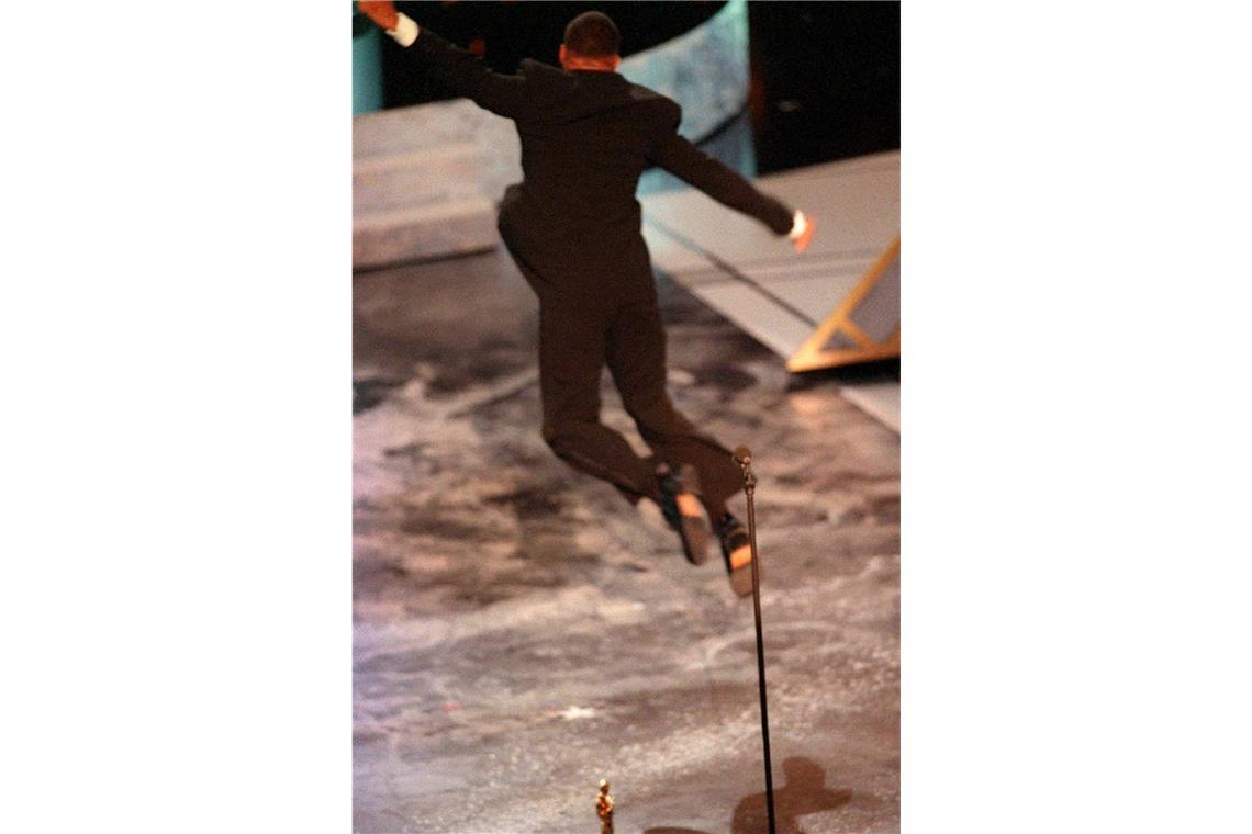 Diese 20 Oscar-Momente sind unvergessen <b>1997:</b> Cuba Gooding Jr. lässt sich auch von der einsetzenden Orchestermusik nicht irritieren – vermutlich der erste Preisträger, der das Orchester von der Bühne spielte und nicht umgekehrt.