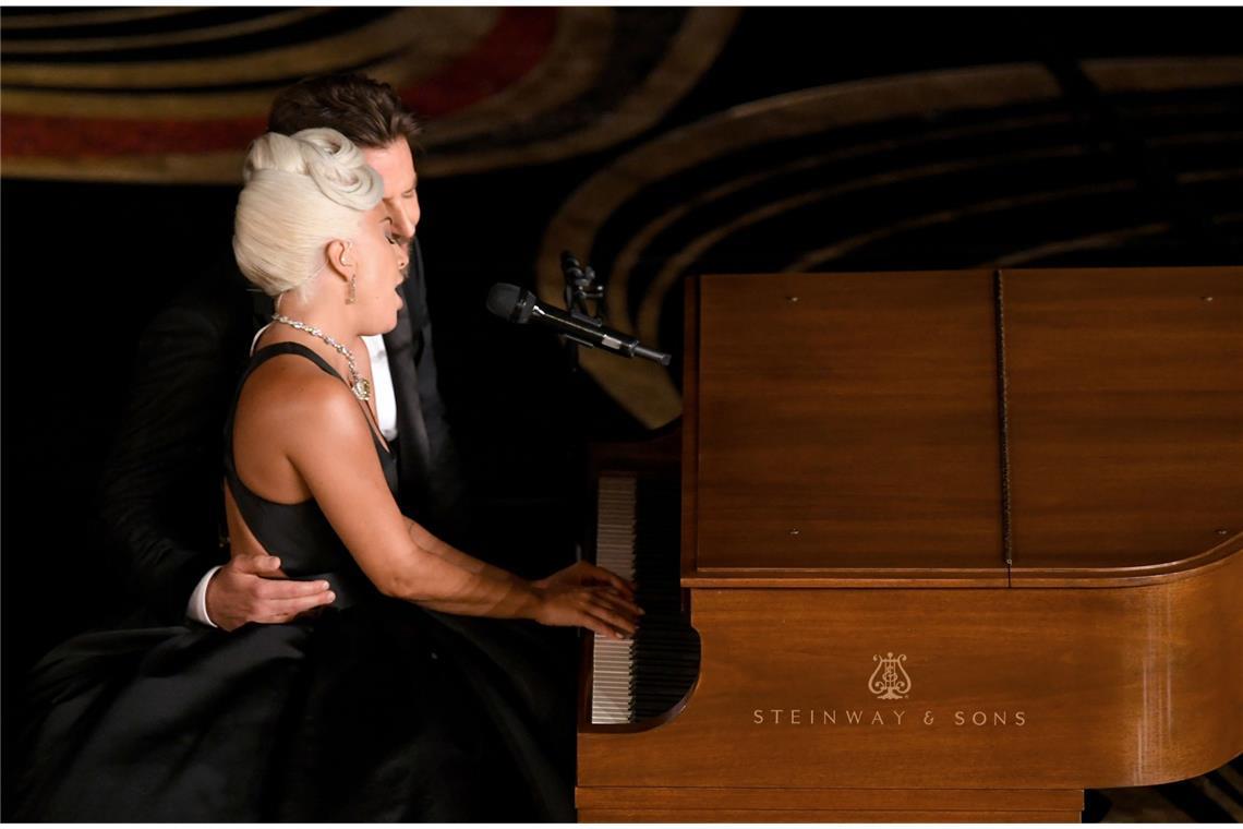 Diese 20 Oscar-Momente sind unvergessen <b>2019: </b>Wenn bei ihrem Oscar-Duett des Filmsongs „Shallow“ nicht echte Gefühle im Spiel waren, sind Lady Gaga und Bradley Cooper verdammt gute Schauspieler.