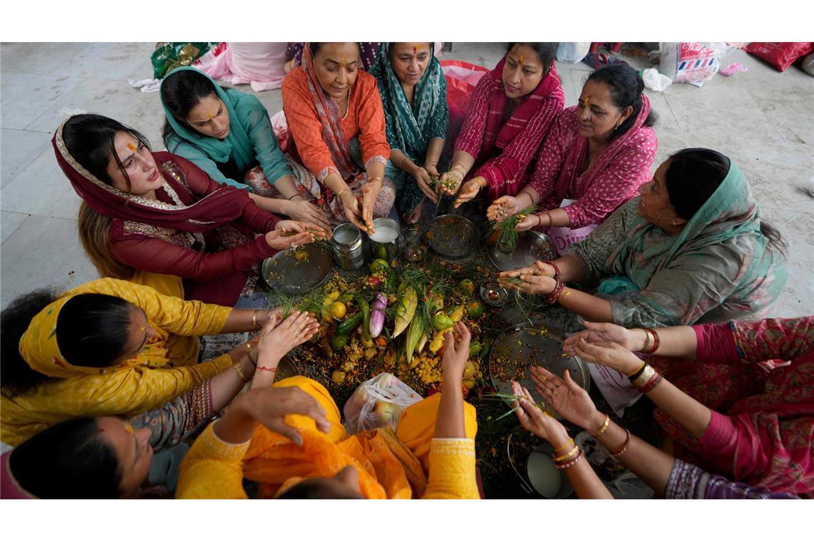 Bilder des Tages Bacch Dua Fest in Indien: Frauen beten bei einem hinduistischen Ritual für ein langes Leben ihrer Söhne.