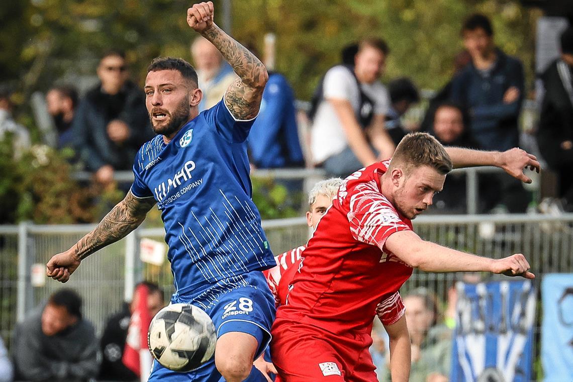 TSG Backnang hält lange gegen die Stuttgarter Kickers die Null Backnangs Niklas Benkeser (rechts) liefert sich ein packendes Duell mit Lukas Kiefer. Foto: Alexander Becher