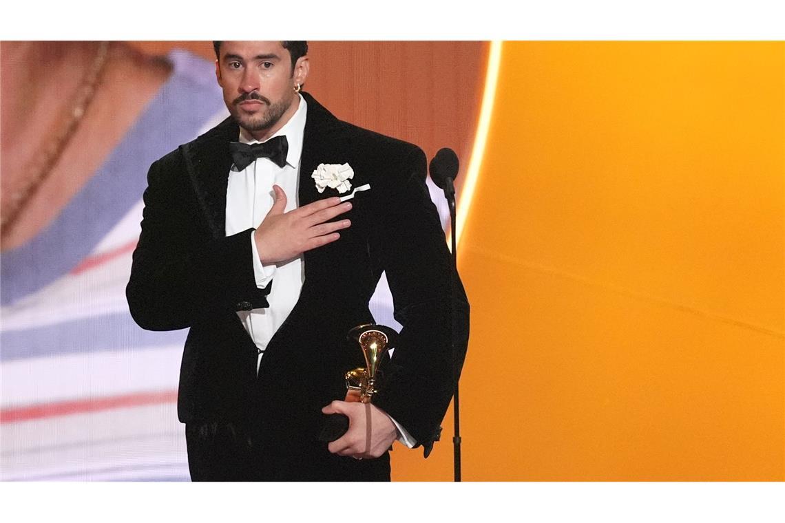 Bad Bunny nimmt den Preis für das Album des Jahres entgegen.