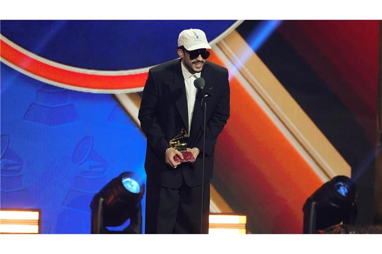 Bad Bunny nimmt den Preis für das beste Urban Music Album während der 2025 Latin Grammys entgegen. (Archivbild)
