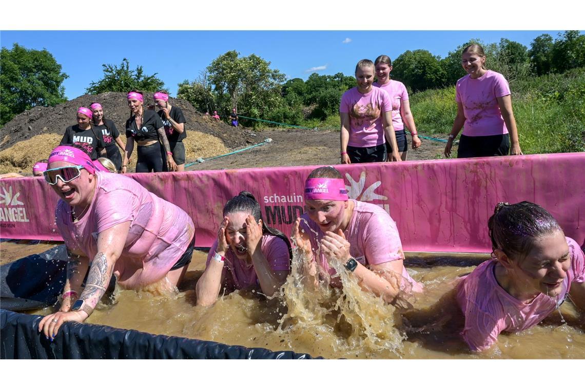 Bad im Schlammbecken - Teilnehmerinnen beim Muddy Angel Run