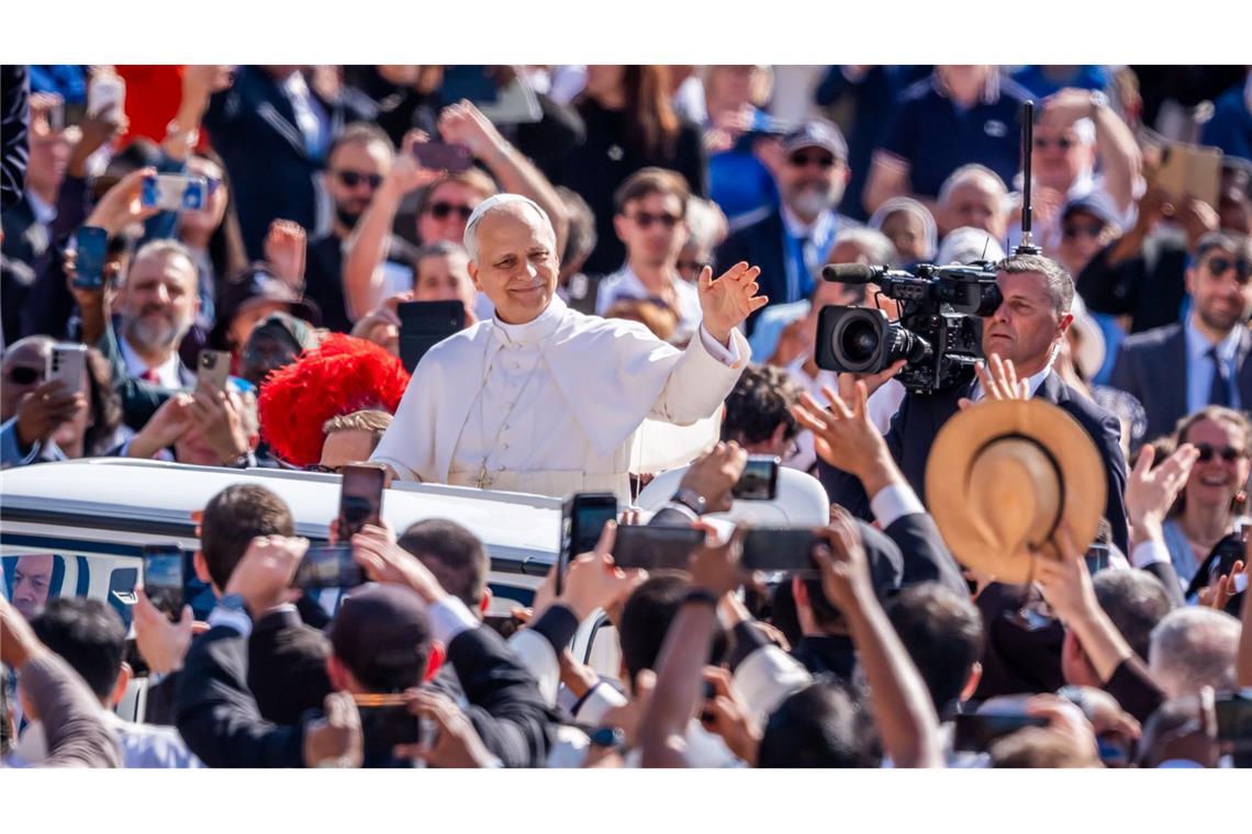 Papst mahnt zu Einigkeit und rügt Kapitalismus und Krieg Bad in der Menge: Papst Leo.