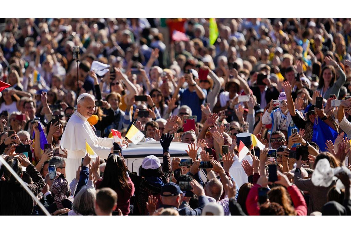 Bad in der Menge:  Papst Leo XIV. kommt auf den Petersplatz im Vatikan, um sich mit den Teilnehmern des Katechetenjubiläums zu treffen.