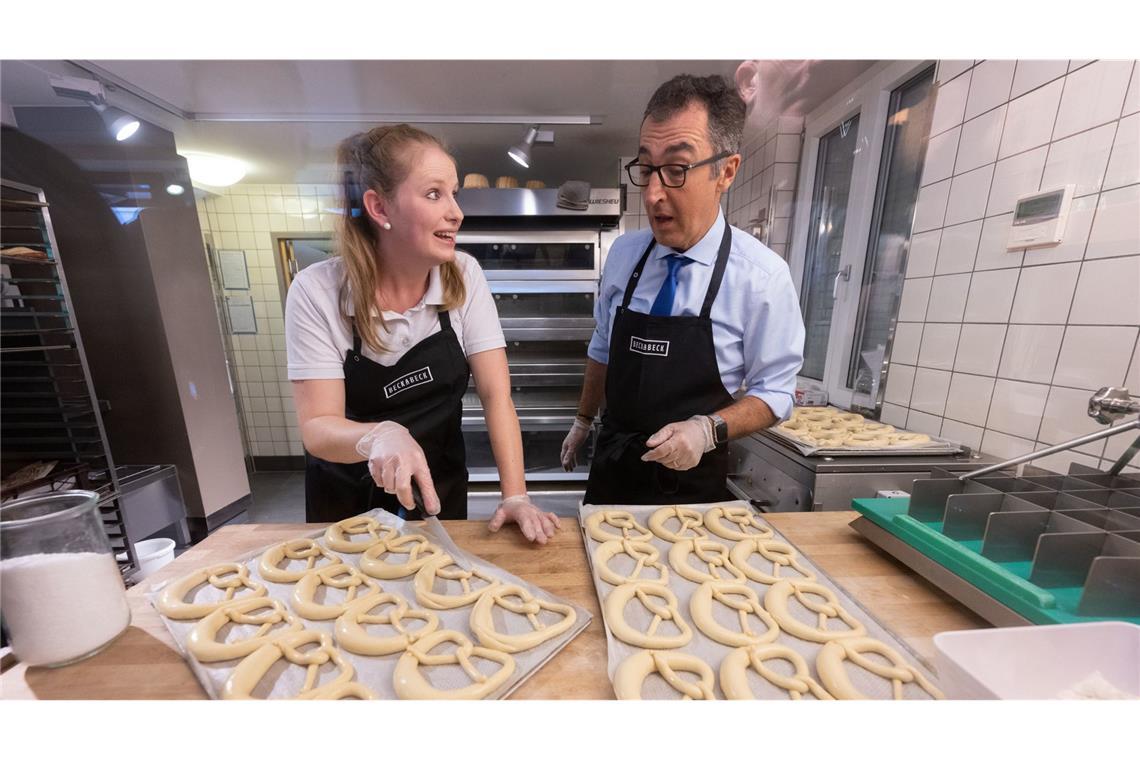 Preisgekrönter Albbäcker - Beckabeck ist vor allem der Heiner Bad Urach ist die Heimat von Cem Özdemir und von der Brezel. Das Bild entstand vor gut zwei Jahren, als der Grünen-Politiker die Uracher Filiale besuchte (hier mit Luisa Beck, eine der drei Töchter von Heiner Beck).