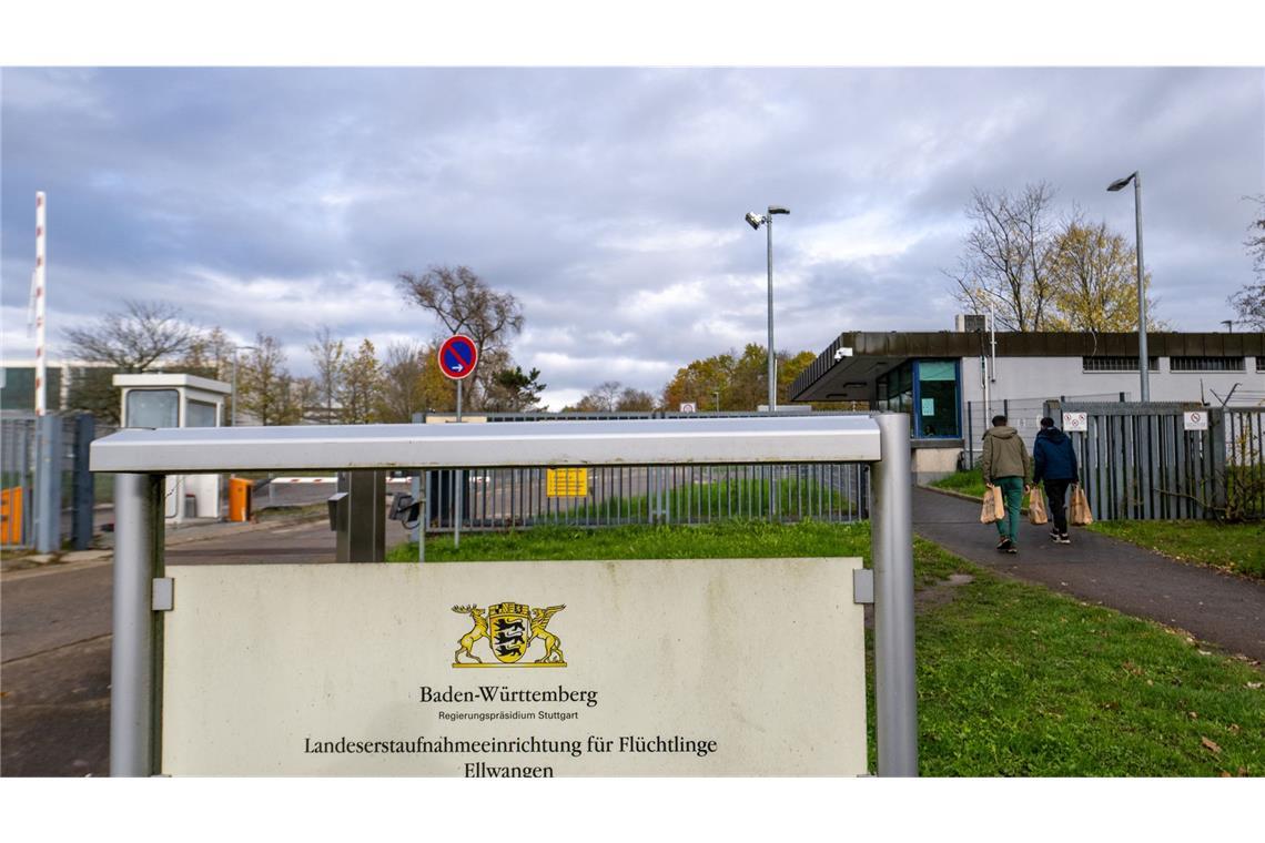 Baden-Württemberg, Ellwangen: Zwei Männer gehen zur Landeserstaufnahmestelle (LEA).