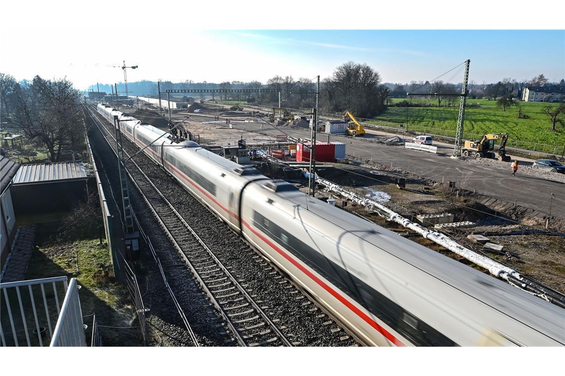 Baden-Württemberg, Rastatt: Im Bereich der Bahntunnelbaustelle bei Niederbühl fährt ein Zug über die Rheintalbahn (Archivbild).