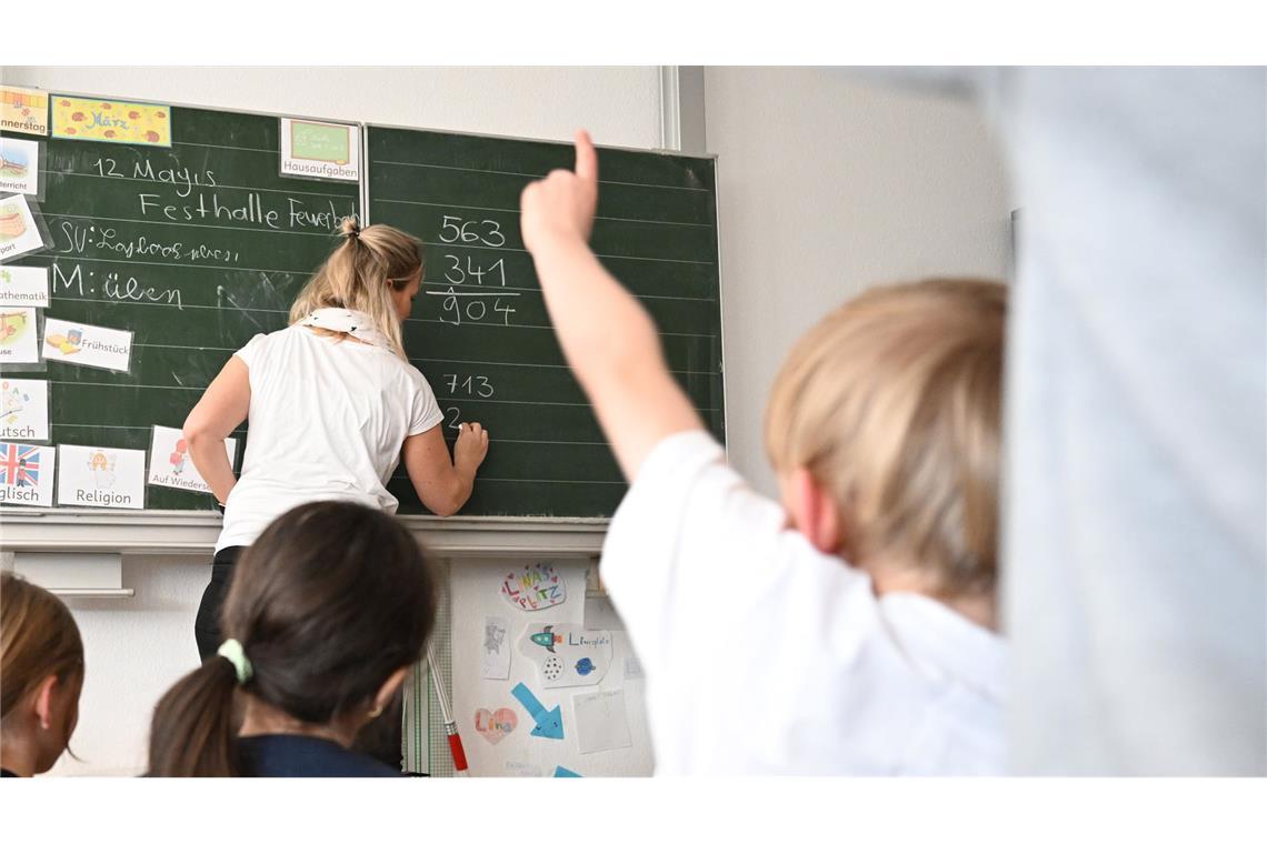Landesregierung schafft 300 zusätzliche Lehrerstellen Baden-Württemberg stellt in den nächsten zwei Jahren zusätzliche Lehrer ein.