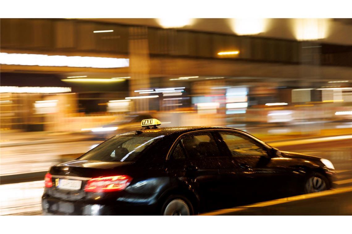Baden-Württemberg war Vorreiter in Sachen freie Taxi-Farbe: hier ein schwarzes Taxi in Stuttgart. (Archivbild)