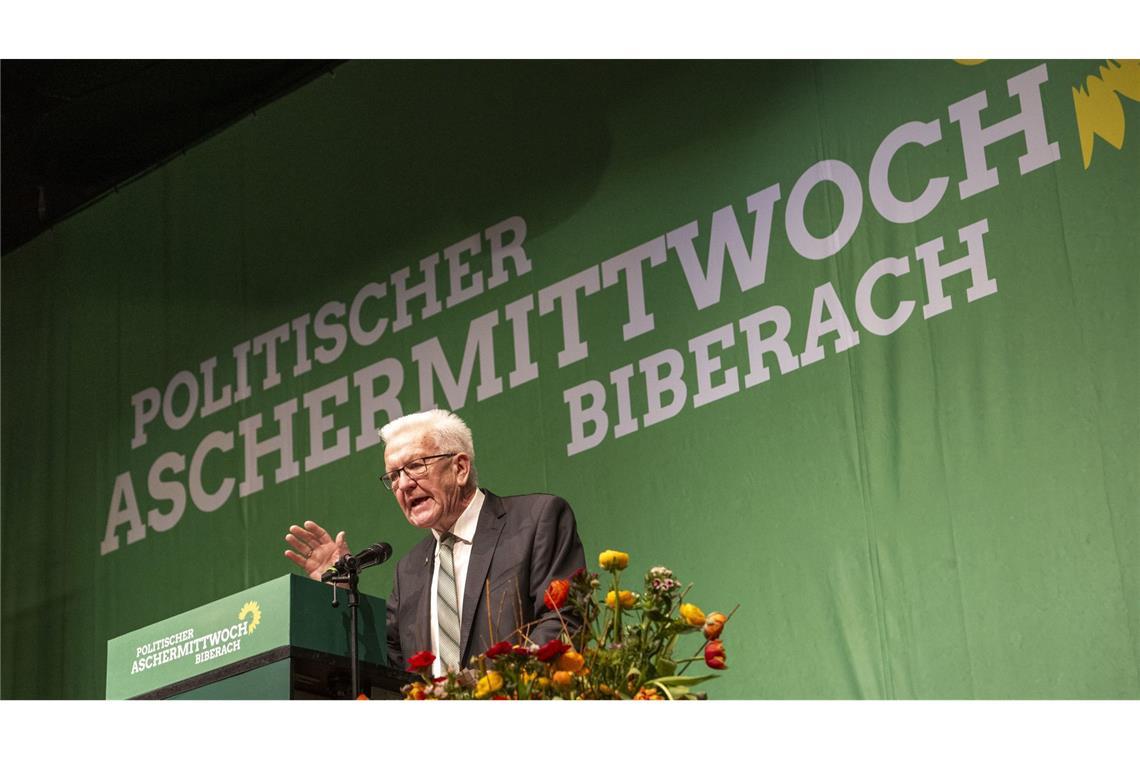 Kretschmann: „Irreguläre Migration begrenzen, dann ist AfD 2030 halbiert“ Baden-Württembergs Ministerpräsident Winfried Kretschmann bei seiner Rede in der Biberacher Stadthalle.