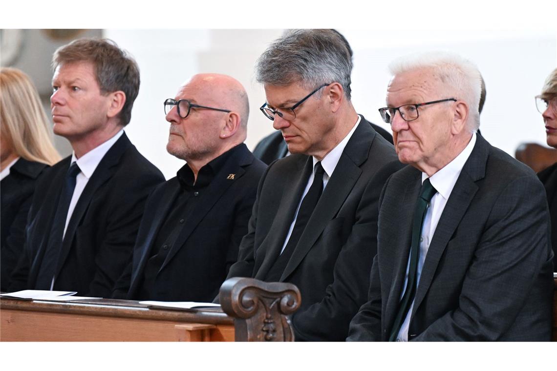 Drei Kerzen und Rosen für Tote - Gedenken nach Zugunglück Baden-Württembergs Ministerpräsident Winfried Kretschmann (Grüne) sagte: "Die Bilder des Unglücks haben uns alle fassungslos gemacht."