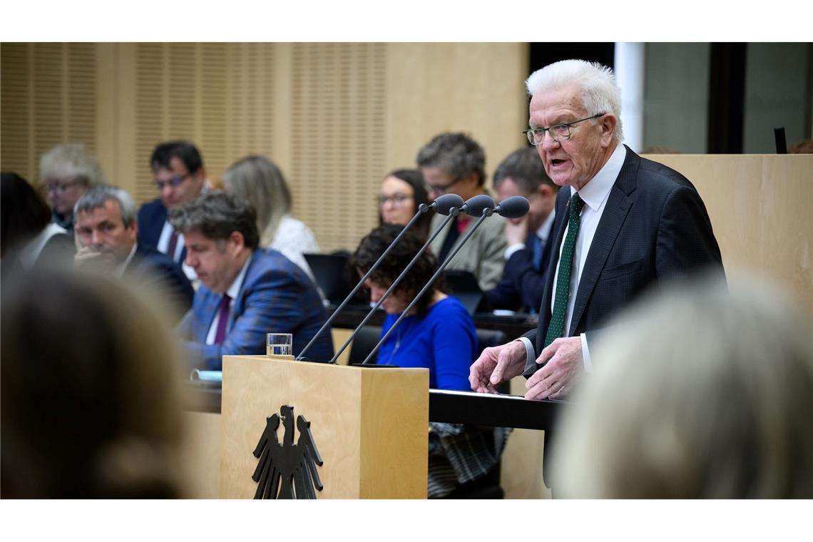 Grundgesetzänderung für Finanzpaket steht Baden-Württembergs Regierungschef Kretschmann rechtfertigt Lockerung der Schuldenbremse.