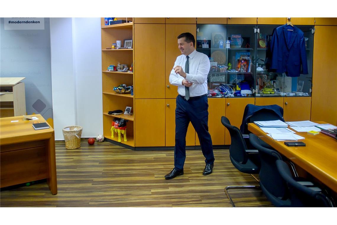 Bälle neben dem Schreibtisch: Sven Schulze (CDU).