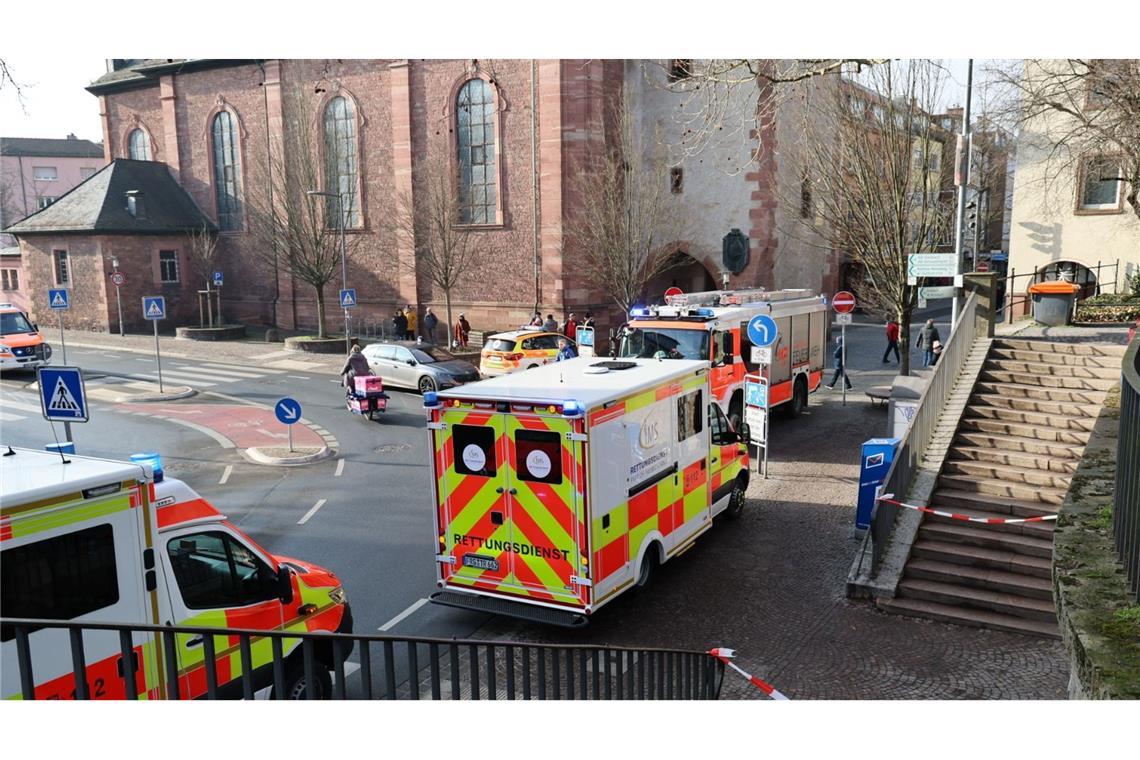 Politik fordert Aufklärung nach Gewalttat in Aschaffenburg Bänder sperren Treppen zum Park ab.