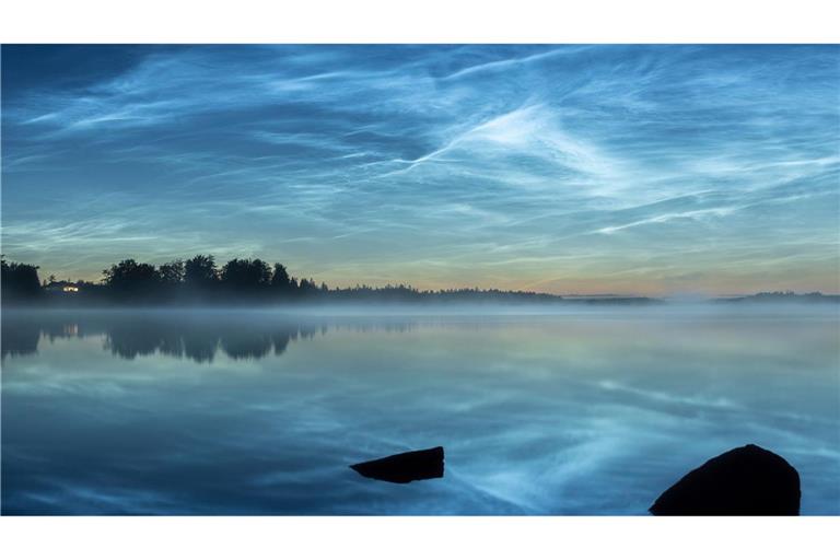 Bänder, Wellen oder Wirbel ziehen sich über den Horizont.