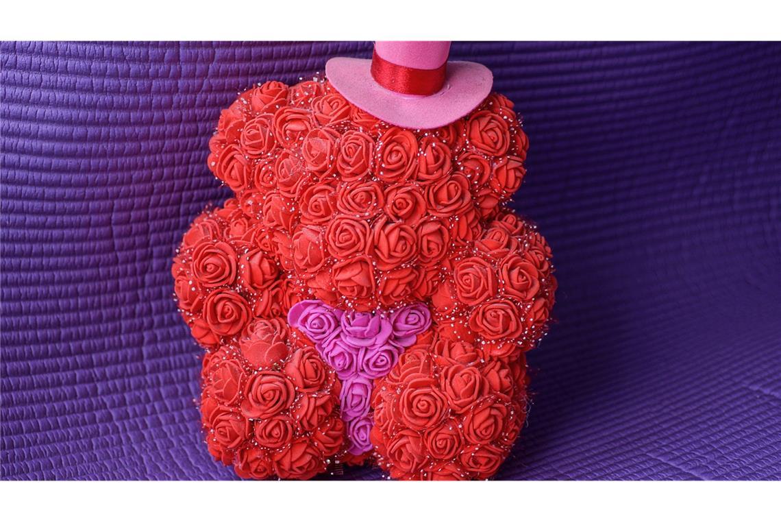 Rosenbär zum Valentinstag – ist das süß oder Kitsch? Bär aus Plastikrosen.